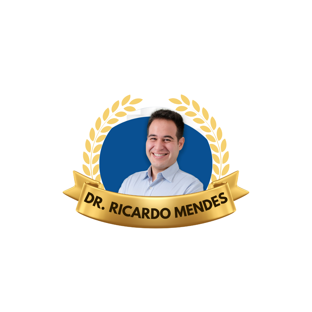 Dr. Ricardo Mendes, cirurgião plástico, em seu consultório